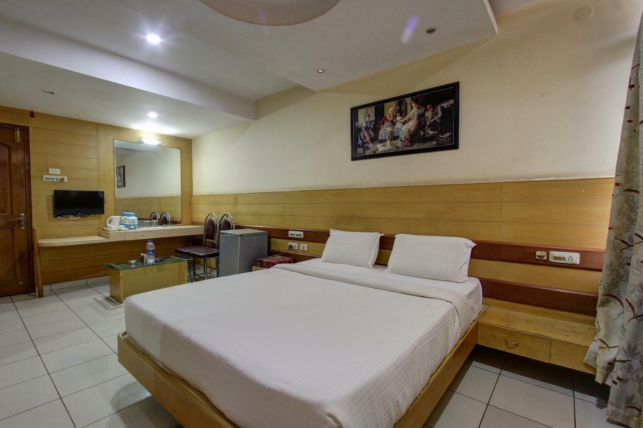 Hotel Rajsangam International Badami Buitenkant foto
